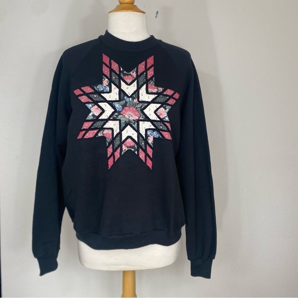 Vintage Tops - Vintage Women's Jerzees Black Quilted Star Crew Sweatshirt Size XL Cottagecore